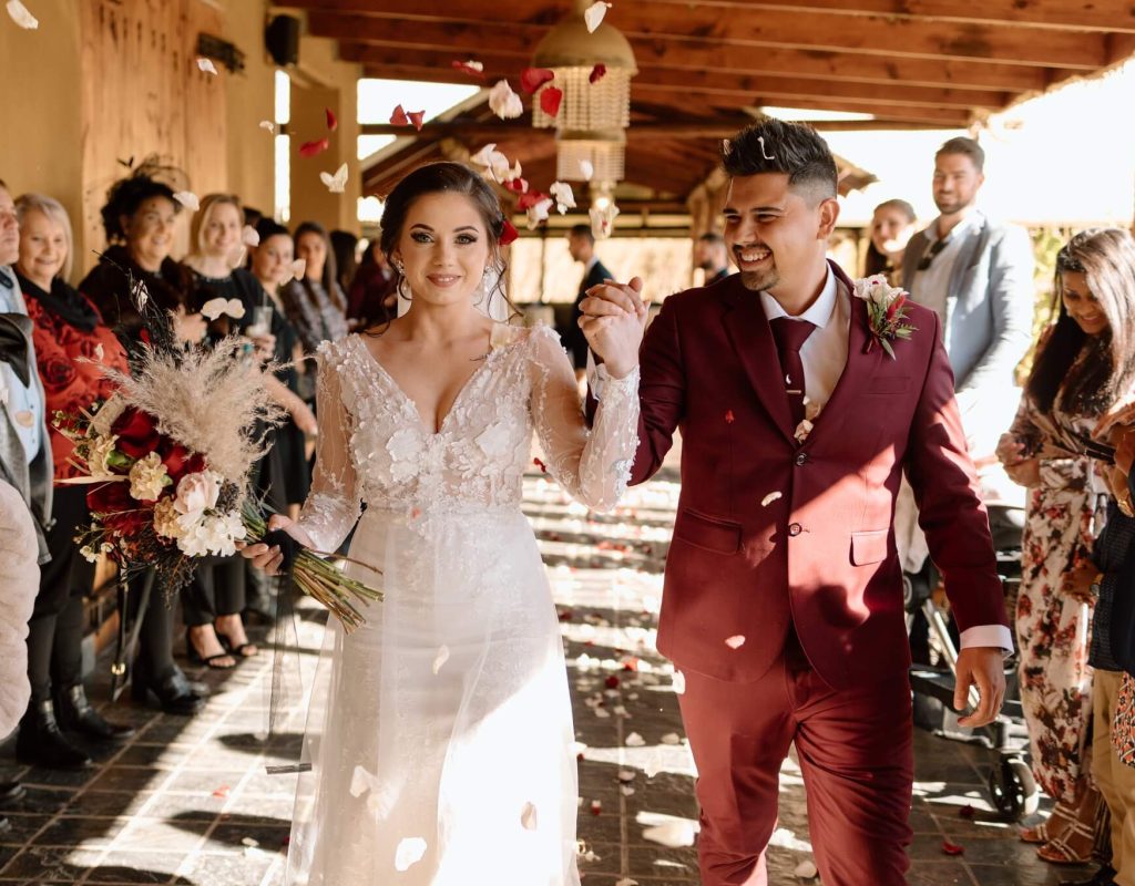 Cradle-Valley-Newly-Wed-Couple-Confetti