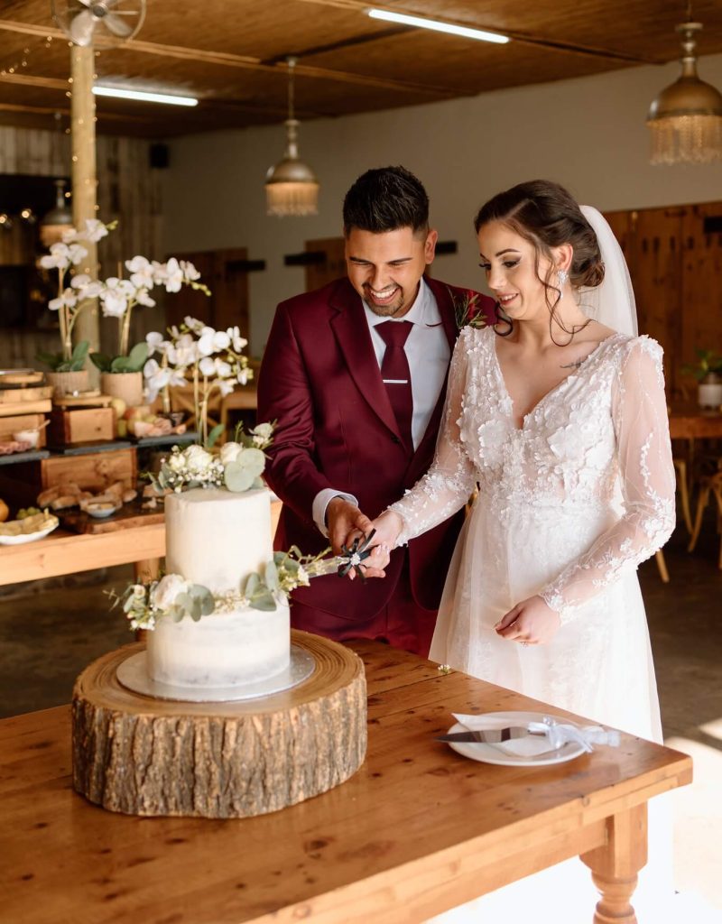 Cradle-Valley-Newly-Wed-Couple-Cutting-The-Cake